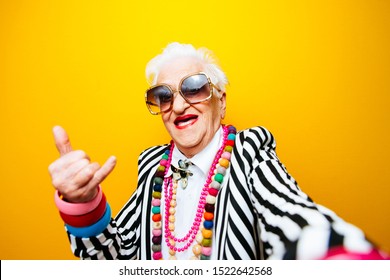 Divertidos retratos de abuelas. Anciana mayor vistiendo elegante para un evento especial. modelo de moda de abuela con fondos de colores