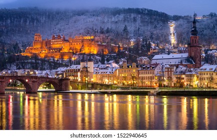 Casco antiguo de Heidelberg en invierno con ruinas de castillo y puente viejo a lo largo del río Neckar
