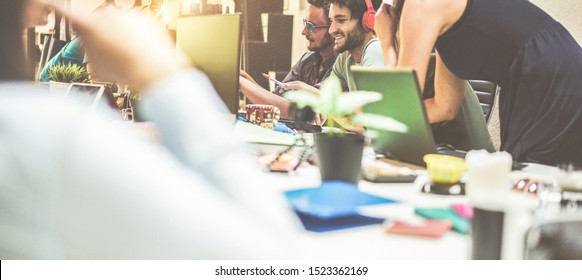 فريق عمل شاب يتحدث أثناء بدء التشغيل - أشخاص سعداء يخططون لمشروع جديد في مكتب عمل مشترك إبداعي - التكنولوجيا وريادة الأعمال والتسويق والمفهوم - التركيز الناعم على وجه الرجل المناسب
