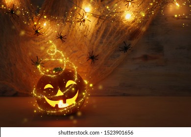 vakantie halloween concept afbeelding. Pompoen, spinnen over houten tafel