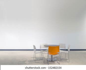 stoelen en een tafel voor een witte muur met ruimte om je eigen afbeeldingen te plakken