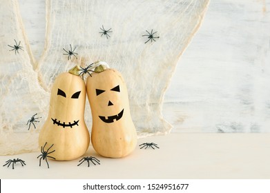 vakantie Halloween afbeelding. Schattig en eng gezicht van pompoen over houten witte tafel