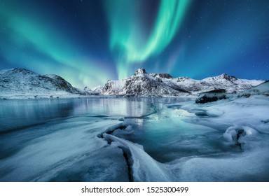 オーロラ ボレアリス、ロフォーテン諸島、ノルウェー。山と凍った海。夜の冬の風景。ノーザン ライト - イメージ