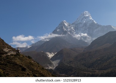 Ama Dablam is een berg in het Himalaya-gebergte in het oosten van Nepal. De hoofdpiek is 6.812 meter, de onderste westelijke top is 6.170 meter