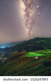 Terraços de arrozais com estrelas e a Via Láctea, campos agrícolas verdejantes na zona rural de Mu Cang Chai, Yen Bai, vale montanhoso à noite na Ásia, Vietname. Paisagem natural.