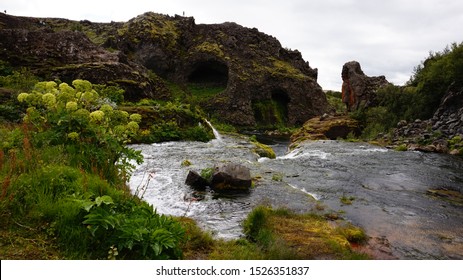 Gjain-Tal in Island - beliebte Touristenoase im Süden Islands. Hier fand die TV-Show Game of Thrones statt, Staffel 4, Folge 5 - Szene mit Arya Stark und Sandor Clegane (The Hound)