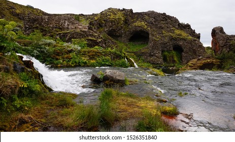 Gjain-Tal in Island - beliebte Touristenoase im Süden Islands. Hier fand die TV-Show Game of Thrones statt, Staffel 4, Folge 5 - Szene mit Arya Stark und Sandor Clegane (The Hound)