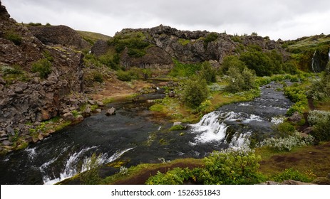 Gjain-Tal in Island - beliebte Touristenoase im Süden Islands. Hier fand die TV-Show Game of Thrones statt, Staffel 4, Folge 5 - Szene mit Arya Stark und Sandor Clegane (The Hound)
