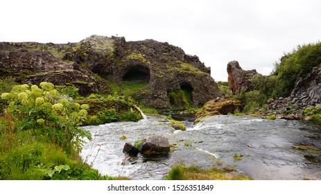 Gjain-Tal in Island - beliebte Touristenoase im Süden Islands. Hier fand die TV-Show Game of Thrones statt, Staffel 4, Folge 5 - Szene mit Arya Stark und Sandor Clegane (The Hound)