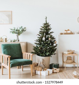 Ruang tamu desain interior modern dengan dekorasi Natal / Tahun Baru, mainan, hadiah, pohon cemara. Komposisi liburan musim dingin.