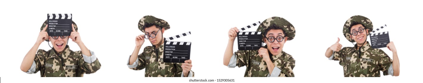 Soldado engraçado com placa de filme isolado no branco