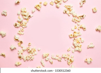 Bioskoop, films en vermaakconcept smakelijk gezouten popcornframe op een roze achtergrond.