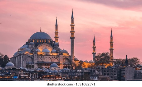 Hoàng hôn ở Istanbul, Thổ Nhĩ Kỳ với Suleymaniye Mosque (nhà thờ Hồi giáo của đế quốc Ottoman). Quang cảnh từ Cầu Galata ở Istanbul.