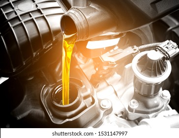 Bijtanken en gieten van oliekwaliteit in de motorauto Transmissie en onderhoudsuitrusting. Energiebrandstofconcept.