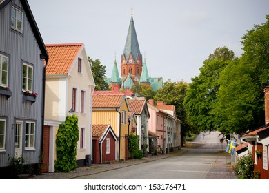 Ulica domów w miasteczku w północnej Europie + szczyt kościoła. Szwecja