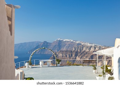 Vista de la configuración de una boda en el sur de Santorini hacia el centro con las aldeas en el borde del cráter.