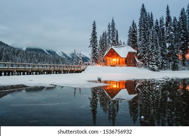 Acogedora cabaña en Canadá durante el otoño y el invierno, el lago esmeralda, el parque nacional de los lagos Waterton