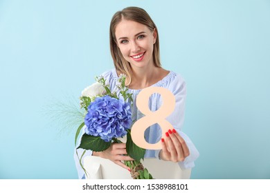 Schöne junge Frau mit Zahl 8 und Blumen auf farbigem Hintergrund. Feier zum Internationalen Frauentag