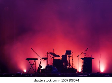 ロック フェスティバルのコンサート ステージ、楽器のシルエット、コピー スペースとカラフルな背景