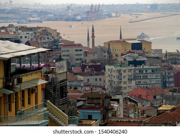 Blick auf Istanbul und den Bosporus vom Stadtteil Beyoglu Galatasaray. Istanbuls alte Gebäude, Cafés, Minarette und Fähren. Horizontales Nahaufnahmedetail.