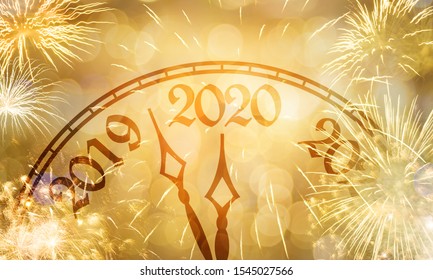 新年のコンセプト、2020年の真夜中近くの時計、花火の金色の背景のボケ味