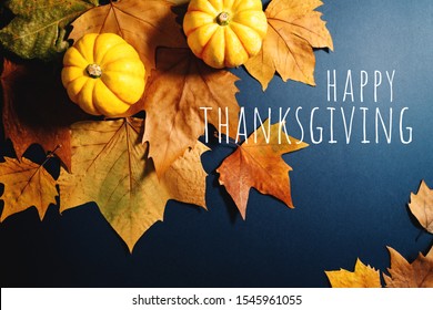 Selamat Hari Thanksgiving dengan daun maple dan labu di latar belakang biru