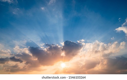 Sonnenunterganghimmelhintergrund, Landschaftsblauer Himmel mit Wolkennaturkonzept für Abdeckungsfahnenhintergrund.