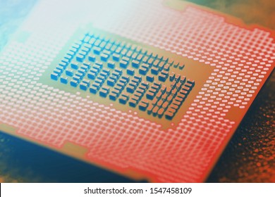 De centrale processor op het moederbord van de computer in rode kleuren.