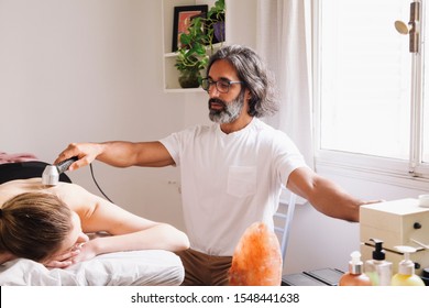 Terapia magnética. Kinesiologista fazendo terapia de ressonância.