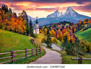 Imagen icónica de Baviera con la iglesia de Maria Gern con el pico Hochkalter en el fondo. Fantástico amanecer de otoño en los Alpes. Magnífico paisaje nocturno del campo de Alemania. Fondo del concepto de viaje.