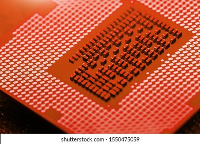 De centrale processor op het moederbord van de computer in rode kleuren.