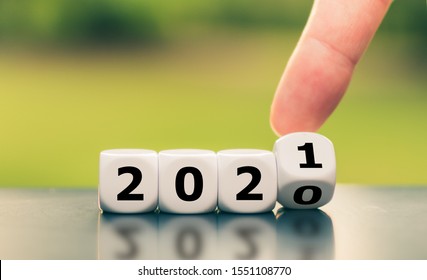 Hand draait een dobbelsteen en verandert het jaar "2020" in "2021".