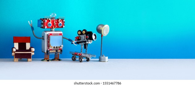 Operatőr filmes televíziós epizódot vagy filmet készít. Vicces robotfilmkészítő operátor retro kamerával, rendezői székkel és reflektorral a színfalak mögött. másol hely