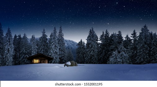 夜の冬の居心地の良いブロックハウス