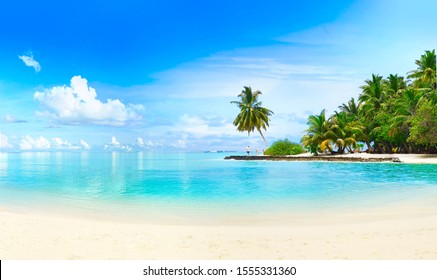 Schöner Strand mit weißem Sand, türkisfarbenem Meer, grünen Palmen und blauem Himmel mit Wolken an sonnigen Tagen. Tropische Sommerlandschaft, Panoramablick.