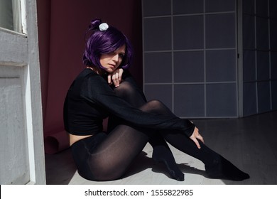 Žena anime cosplayer s ljubičastom kosom Japanski crtić