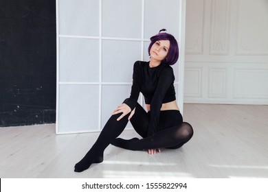 Žena anime cosplayer s ljubičastom kosom Japanski crtić