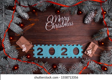 2020. Handgemachte Weihnachtsgeschenkboxen auf einem braunen Tisch. Hintergrund von oben. Frohe Weihnachten Grußkarte, Rahmen. Thema Winterurlaub. Frohes neues Jahr.