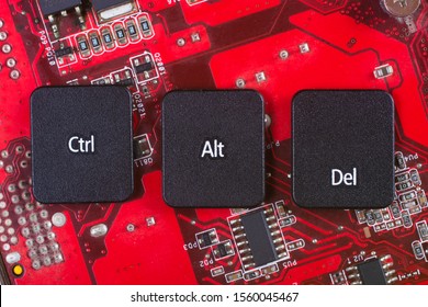 Las teclas del teclado forman la palabra CTRL ALT CANC en el circuito eléctrico rojo del fondo.