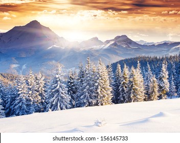 Fantastische abendliche Winterlandschaft. Dramatischer bewölkter Himmel. Kreative Collage. Welt der Schönheit.
