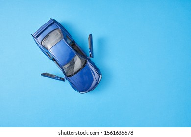 directamente encima del coche de juguete azul sobre el fondo azul