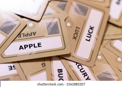 Apfel und Glückswort auf einer gelben Karte, geringe Schärfentiefe. Mehrere Karten unscharf sichtbar. Konzentrieren Sie sich auf das Glück. Glück des Apfels
