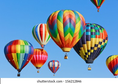 coloridos globos aerostáticos contra el cielo azul