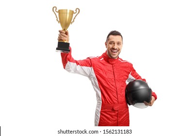 金のトロフィーを上げ、白い背景で隔離のヘルメットを保持している幸せな勝者レーサー