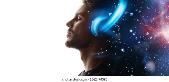 Chân dung của người đàn ông đeo tai nghe và nhắm mắt nghe nhạc. Tiếp xúc kép của khuôn mặt nam giới và thiên hà bị cô lập trên nền trắng. Nghệ thuật số. Vũ trụ bên trong chúng ta.