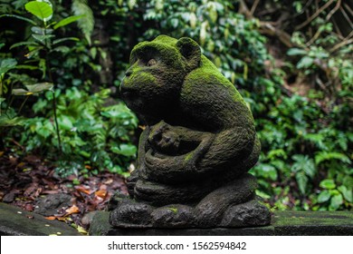 Skulptur vun enger Mamm-Aff mat engem Jonken an engem Park op Bali. Affebësch.