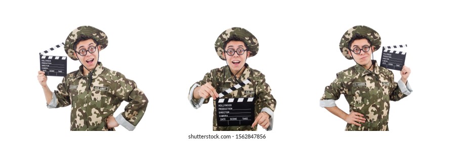 Soldado engraçado com placa de filme isolado no branco