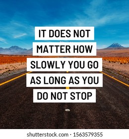 Cita inspiradora y motivadora "no importa lo lento que vayas mientras no te detengas" escrita en un fondo retro.