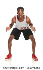 Jugador de baloncesto afroamericano en defensa aislado sobre fondo blanco.