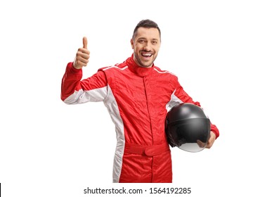 白い背景で隔離のサインを親指を示すヘルメットと笑顔の男性カー レーサー